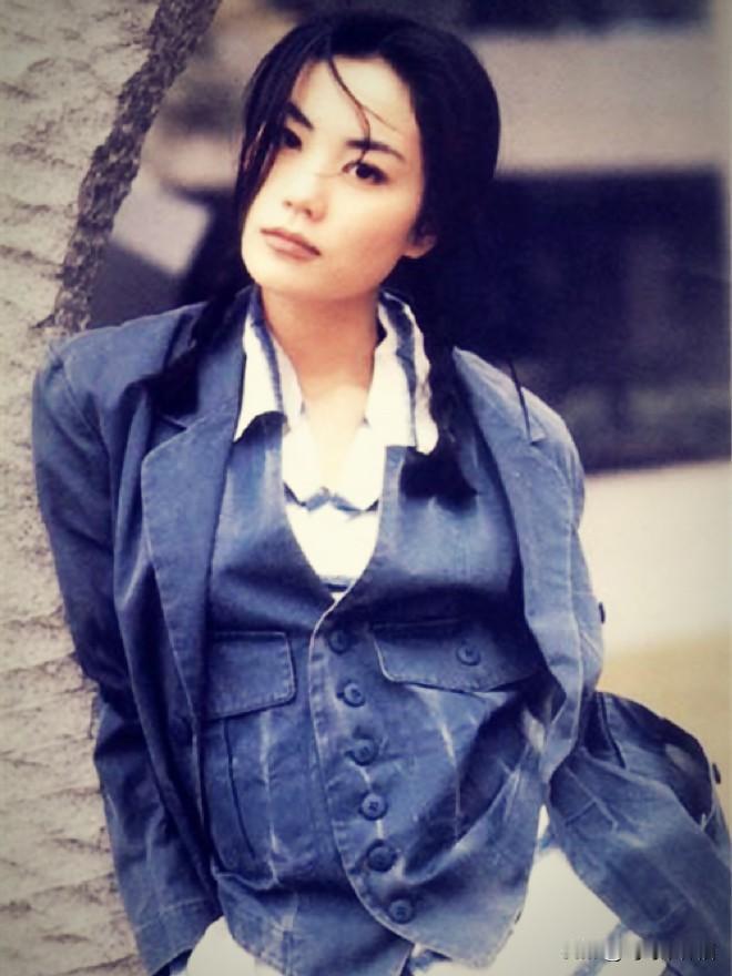 🎆麻花辫的美，我只服王菲👉王菲的麻花辫也太有味道了吧！就简简单两根辫子，