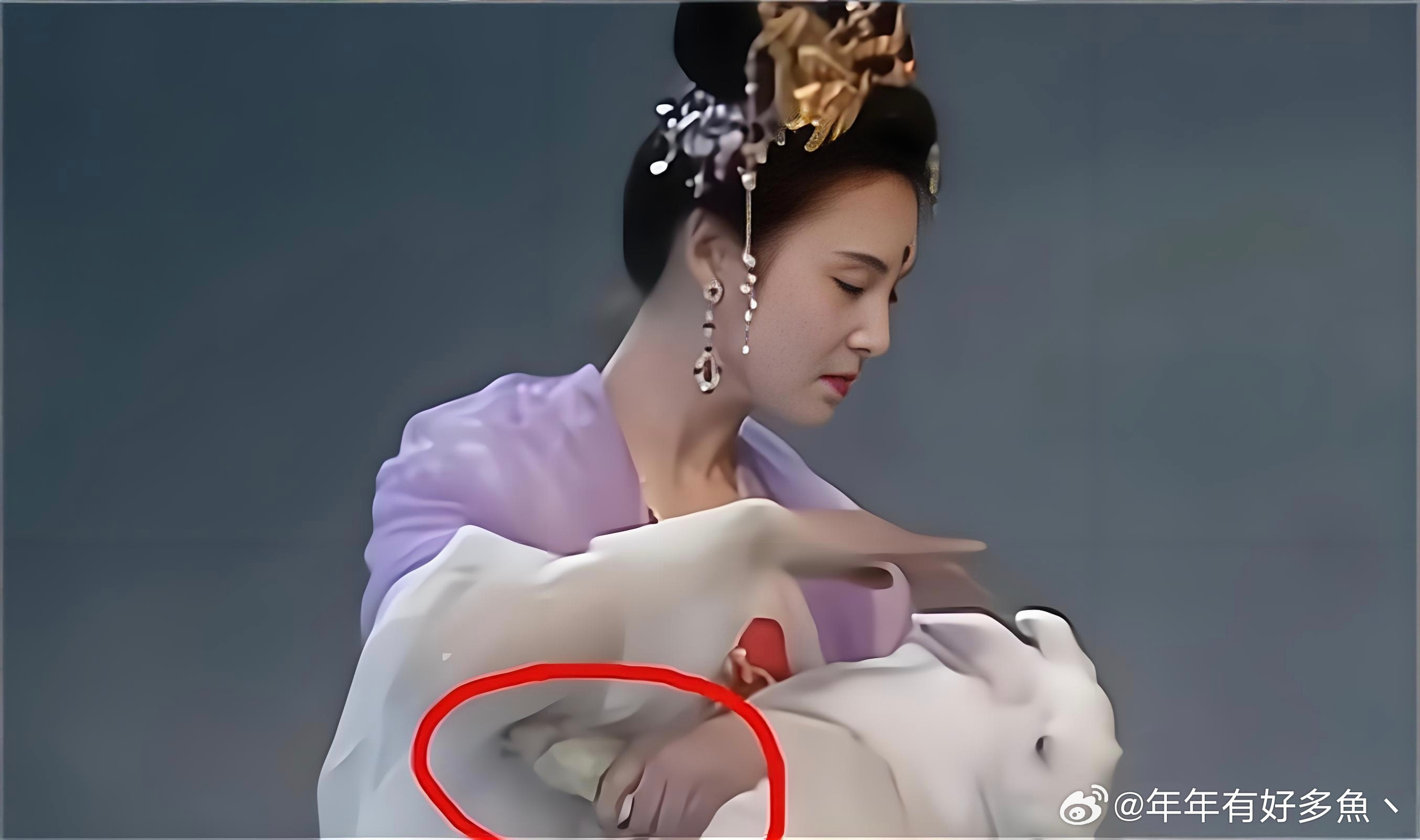 《西游记》当年只顾看嫦娥了，没注意到她是这样抱着玉兔的啊！