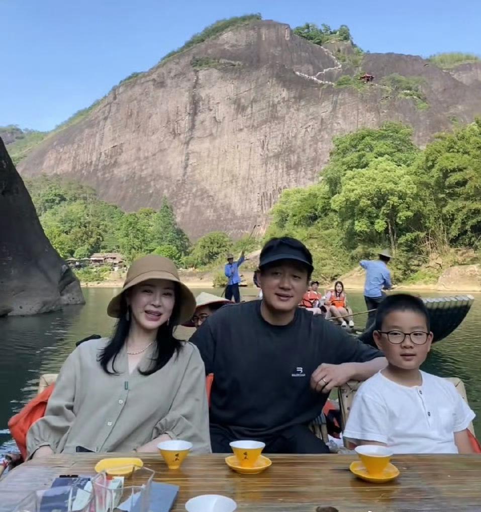 佟大为回老家参加婚礼，夫妻俩只带着他们的三胎儿子。没有滤镜明星也变得真实了，
