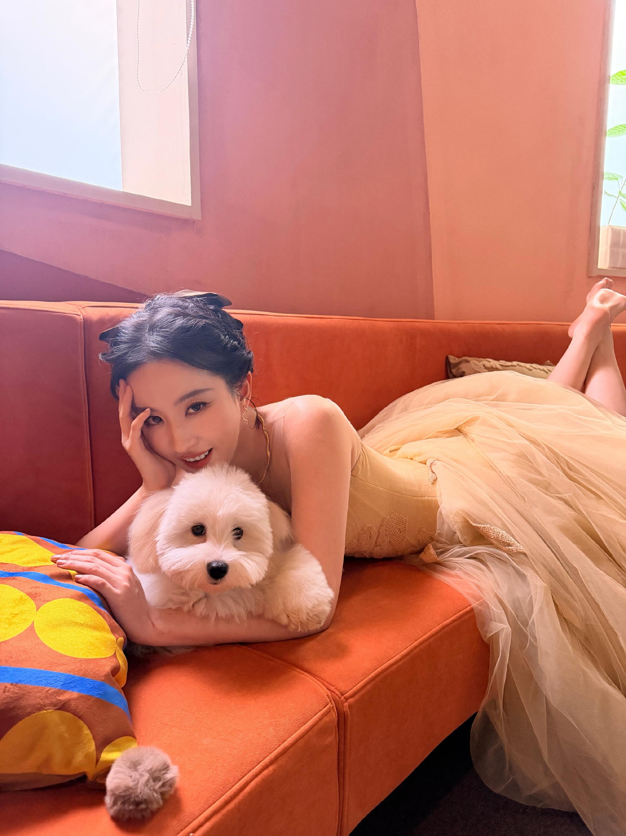 刘亦菲的脚脚中刘亦菲有这个话题，就不得不这一组茜茜公主的美腿穿搭写真了，好俏