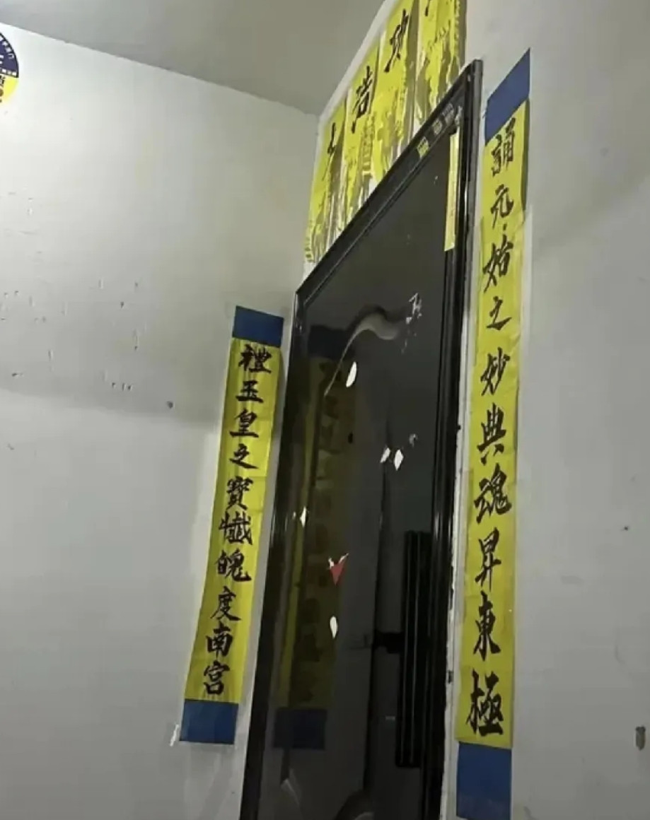 心里毛毛的！帮婆婆买了菜送过去，刚走到楼道就觉得不太对劲。婆婆对门那户不是早出国