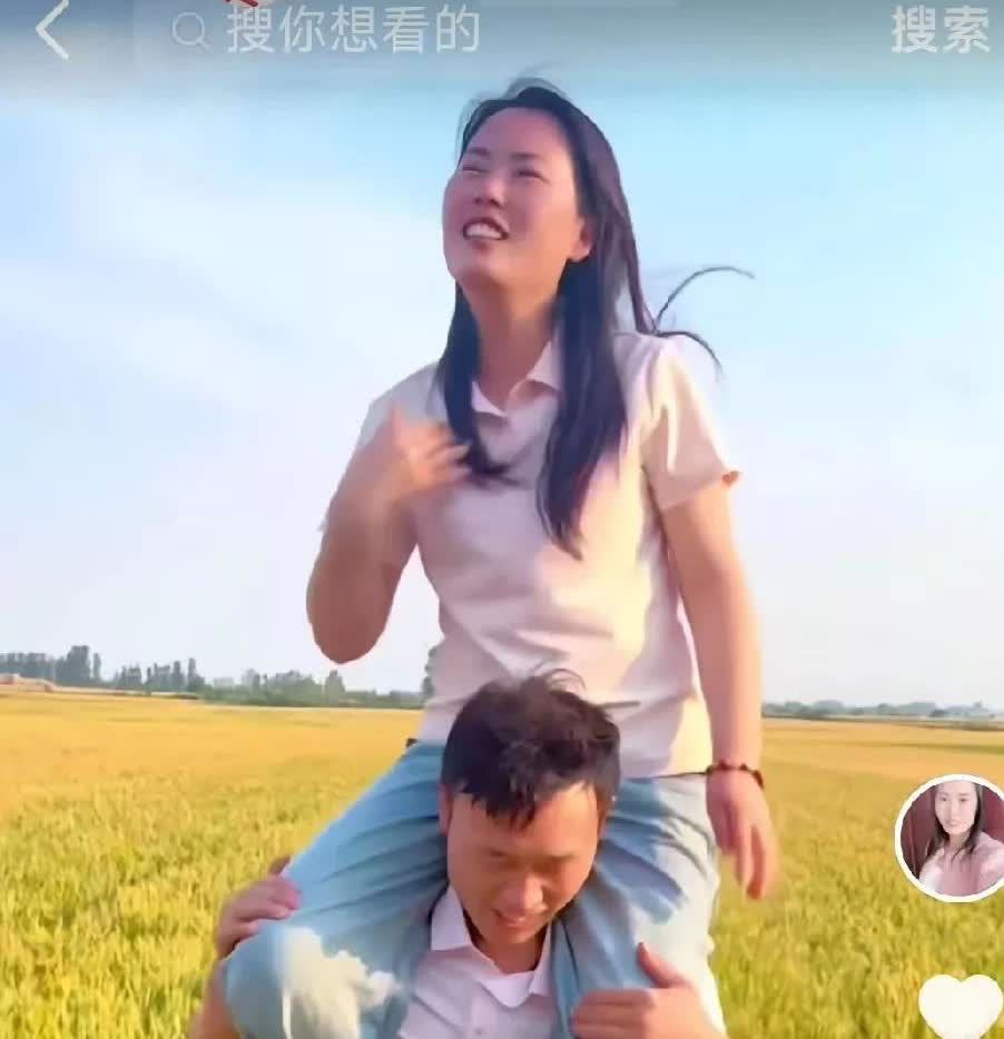 云飞。不愧是架子工，出身。驮着100多斤的小红玩似的。从来没见过这样的新