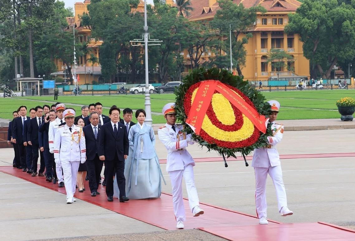4月22日李在明前往胡志明陵敬献花圈，韩国第一夫人也来啦！让人没想到的是地面铺红