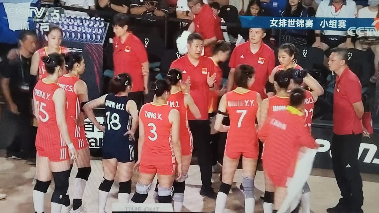 给赵勇教练提点儿建议。赵用教练，中国女排在世锦赛败给法国队，除了实力原因之外，