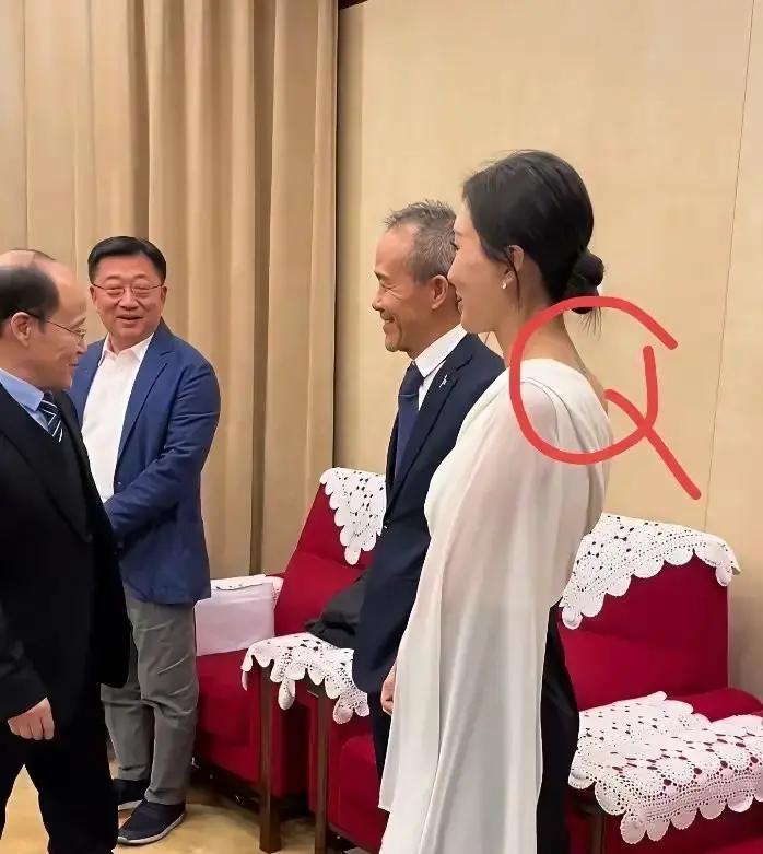 王石和田朴珺又被拍到在曼谷一场超私密晚宴同框，网传门票31万。照片里田朴珺脖子