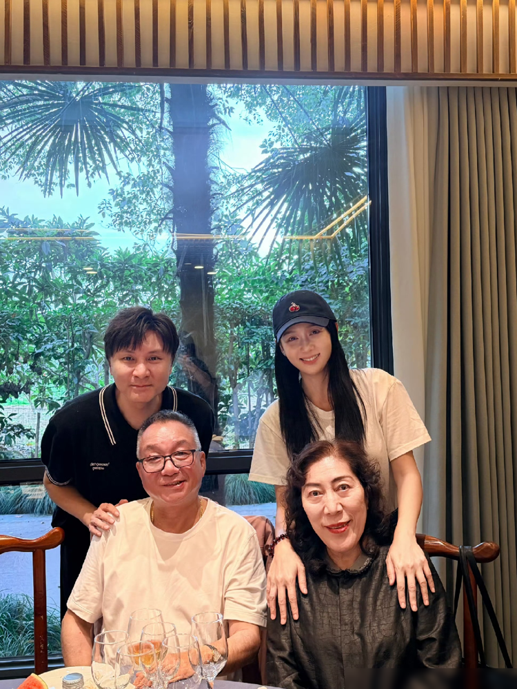 陈乔恩把胳膊搭在乔爸肩上，乔妈在旁边笑着看她拍照，艾伦跟乔爸有一搭没一搭聊着，这画面谁看了不愣一下。
