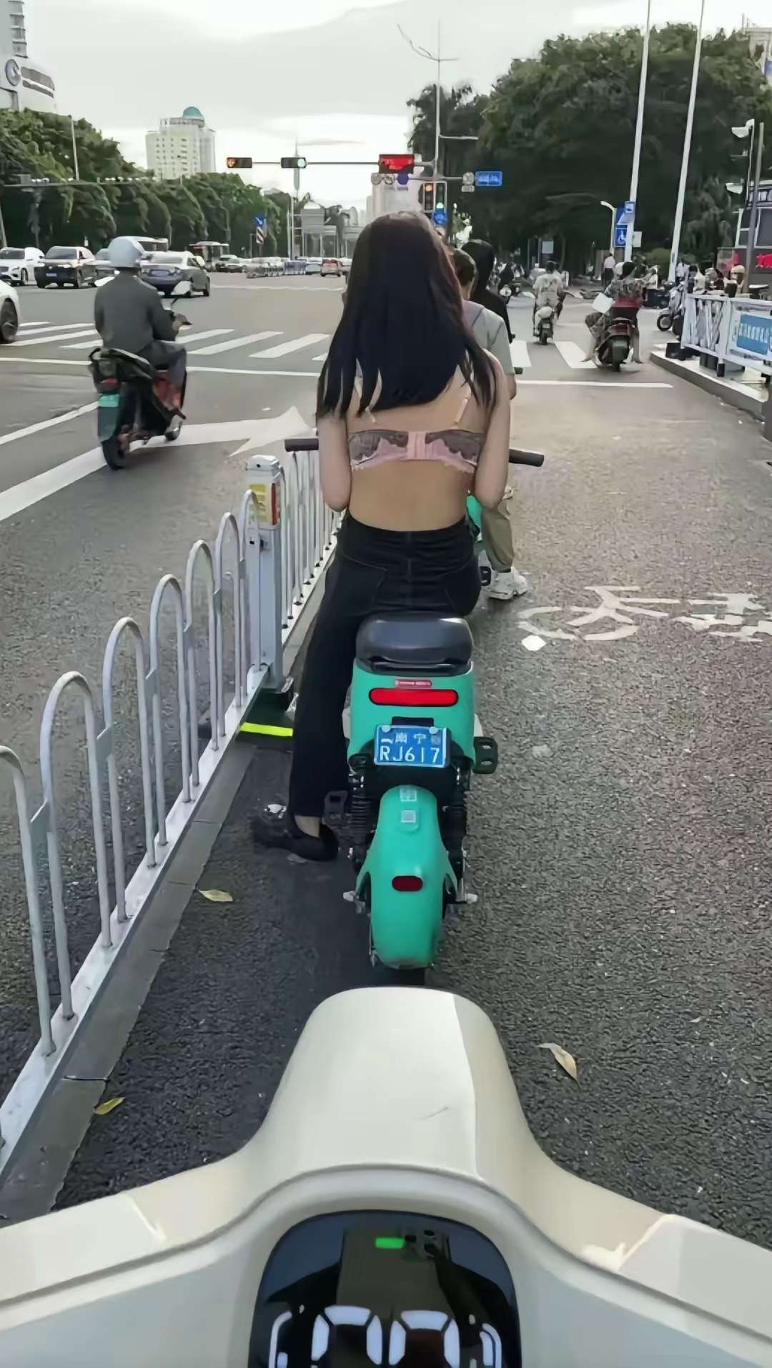 追了一路了、我告诉她还没那么热、她说我有病……