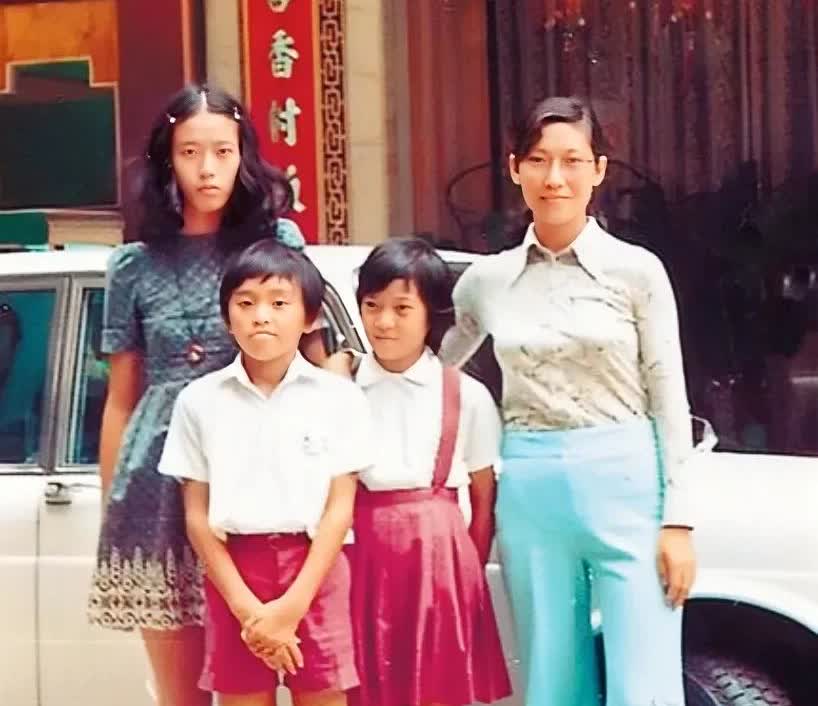 1972年，周星驰与母亲凌宝儿和姐姐周文姬以及妹妹周星霞在香港，留下的一张全家福