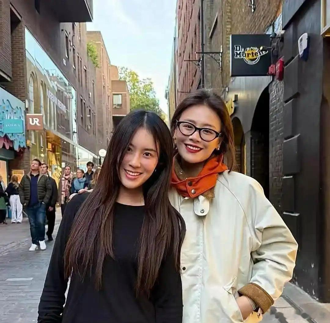 37岁马思纯在英国伦敦街头被偶遇，她的身材很瘦，打扮真好看。她的小姨蒋雯丽定居英