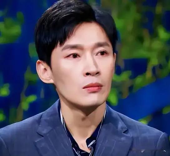 曹磊的人生是典型的苦尽甘来。5岁时遭遇生父抛弃，动荡的童年让他比同龄人更内敛坚毅