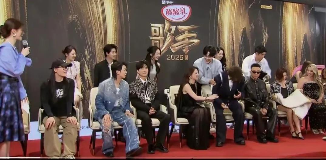 单依纯让C位：一场谦卑与规则的娱乐圈隐喻单依纯在《歌手2025》发布会上的“让
