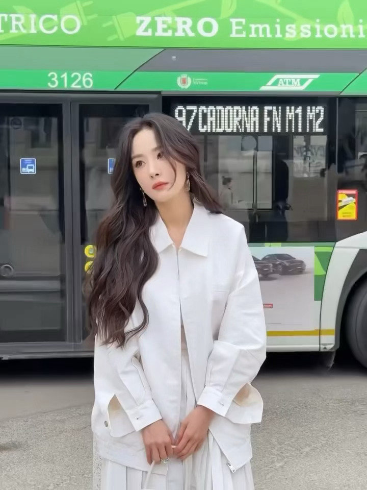 杨幂Prada秀场归来之后，又po了18宫格美图✨✨一边是星光闪闪的时尚女王，一