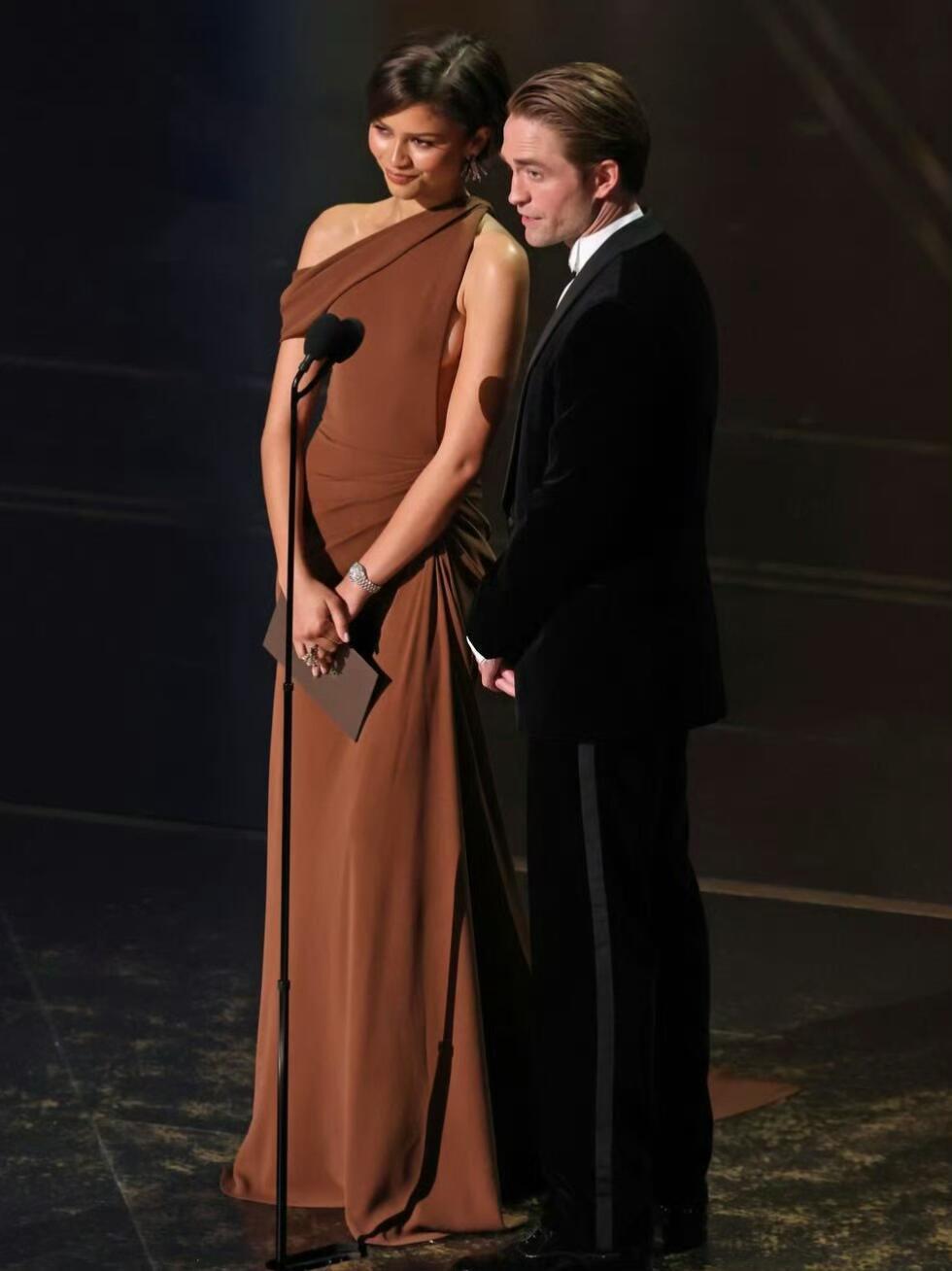 Zendaya奥斯卡颁奖典礼穿的这条棕色裙子惊为天人