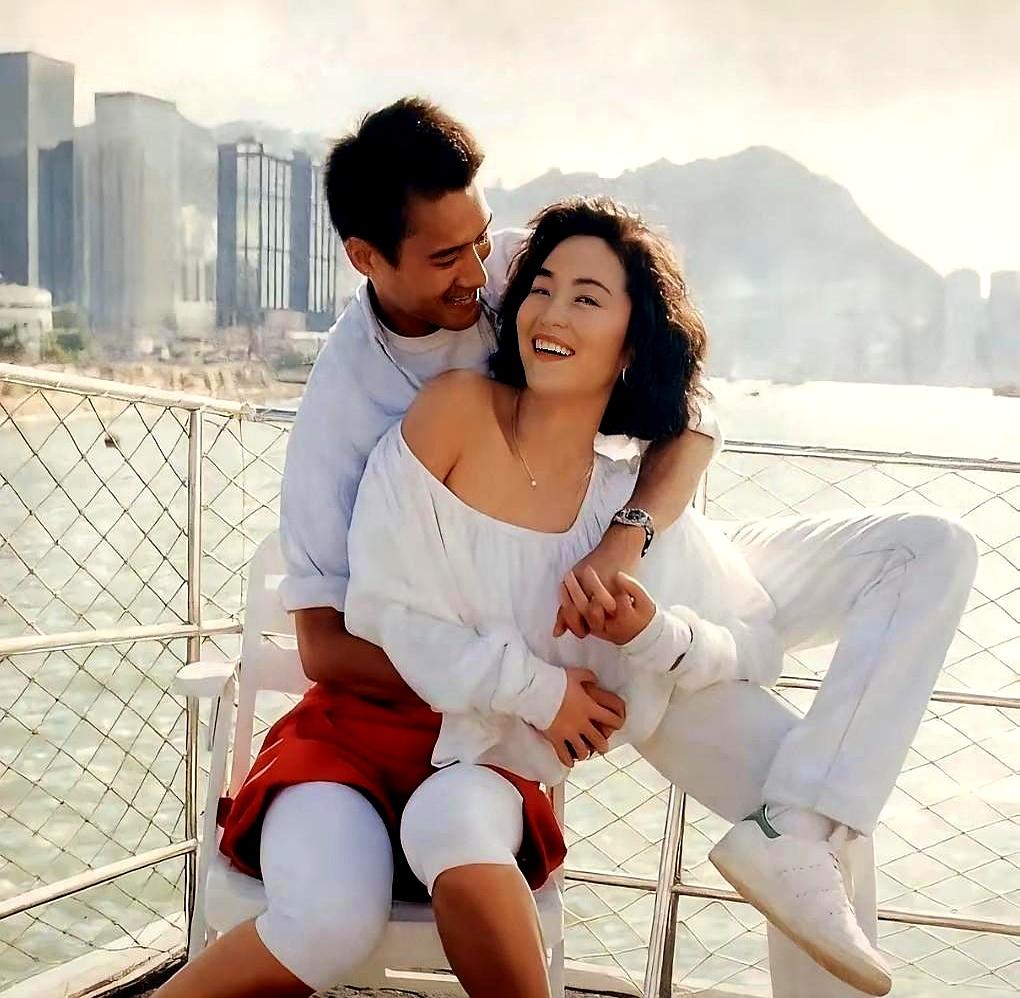 你敢信？71岁林青霞穿人字拖蹲路边吃牛杂，转身回11亿飞鹅山豪宅写书法！上个