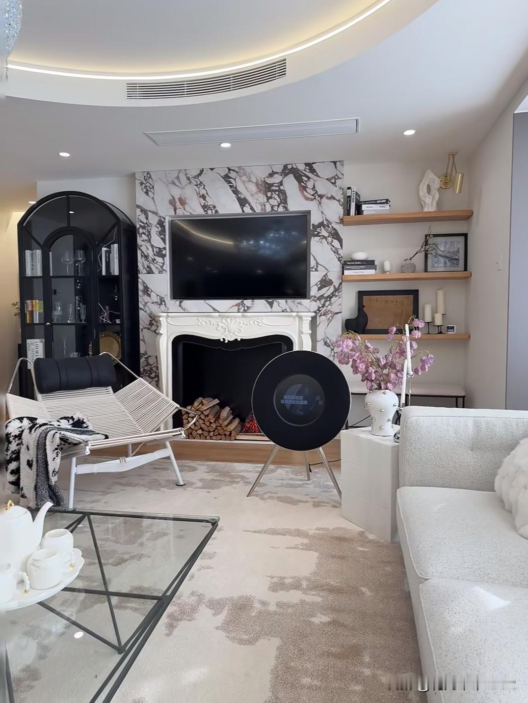 普通人的家，经济不允许，所以软装为主。建筑面积上下149平，6+1的顶楼户，送