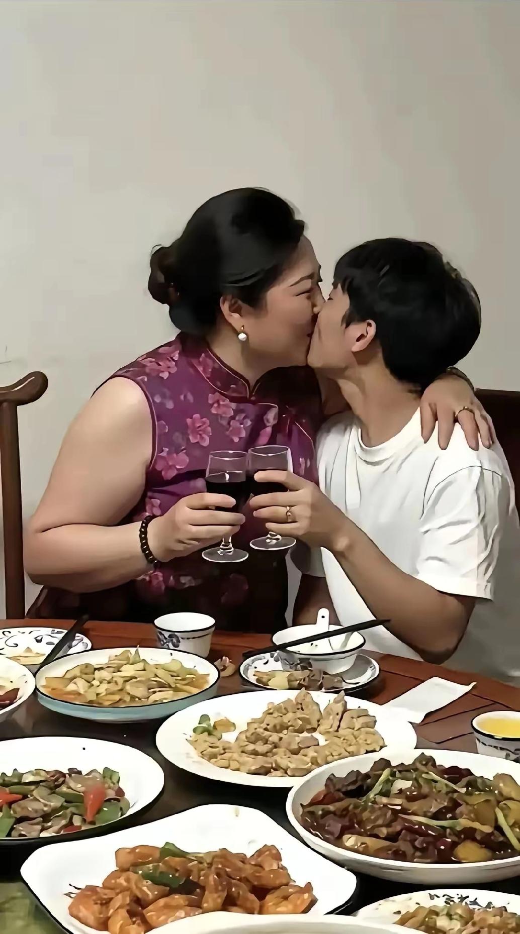 来自大妈的爱，一吻情深酒杯轻轻相碰的瞬间，她低头吻向他。没有华丽的布景，没有