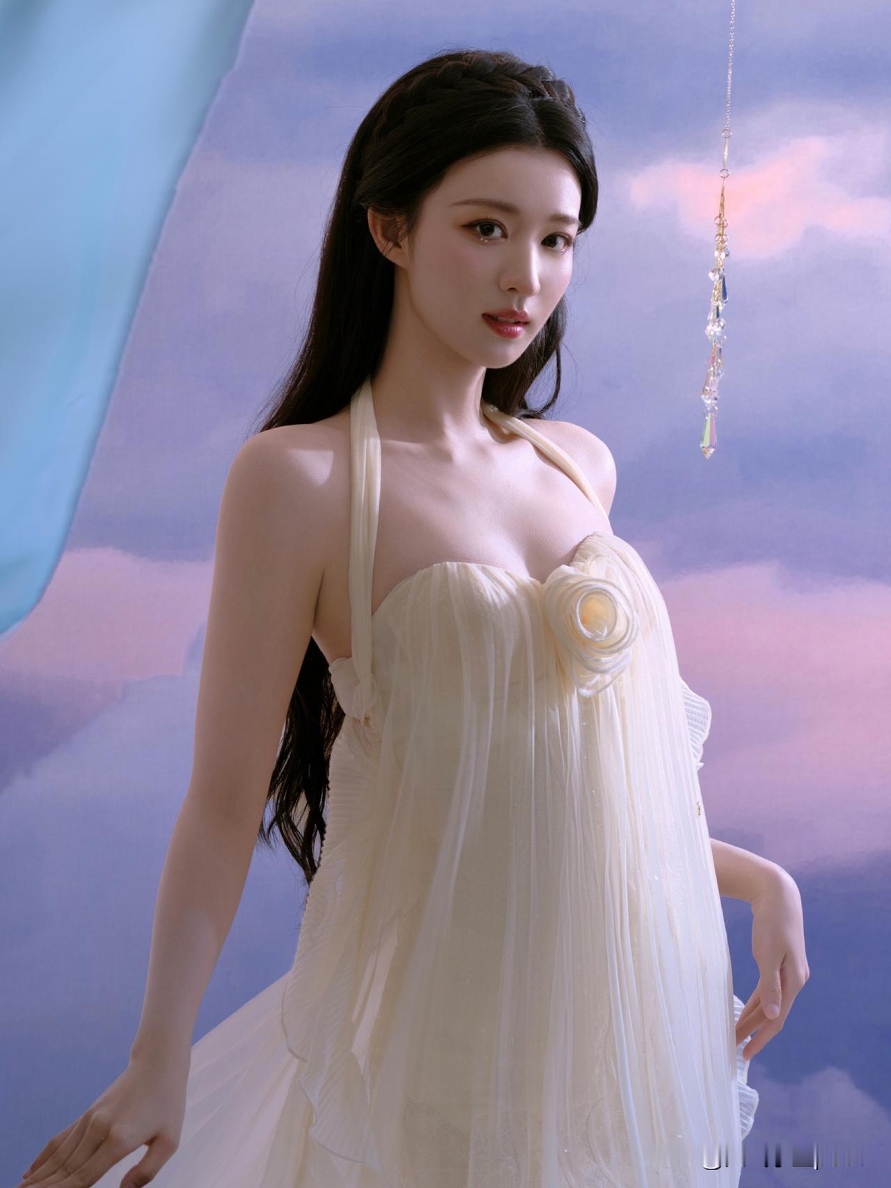 王楚然这套淡黄公主裙真的好美啊！胸口那朵花的设计太绝了，把整个造型点亮了，又不