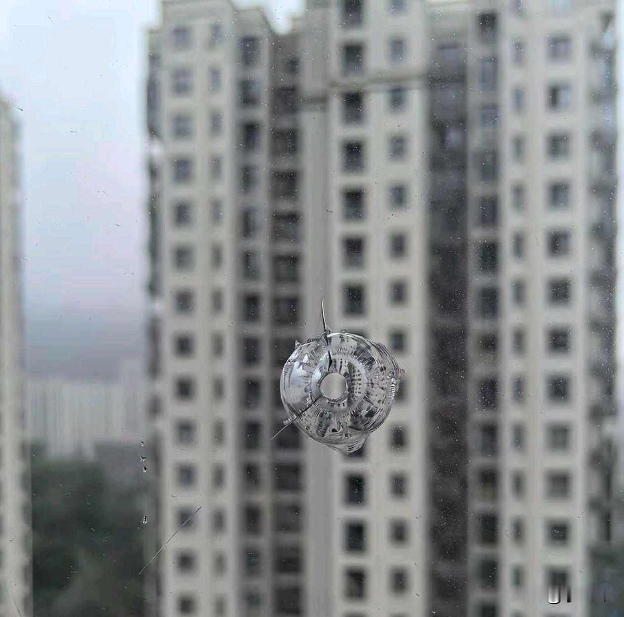 窗户有个洞，这是被小孩拿弹弓打的吗？