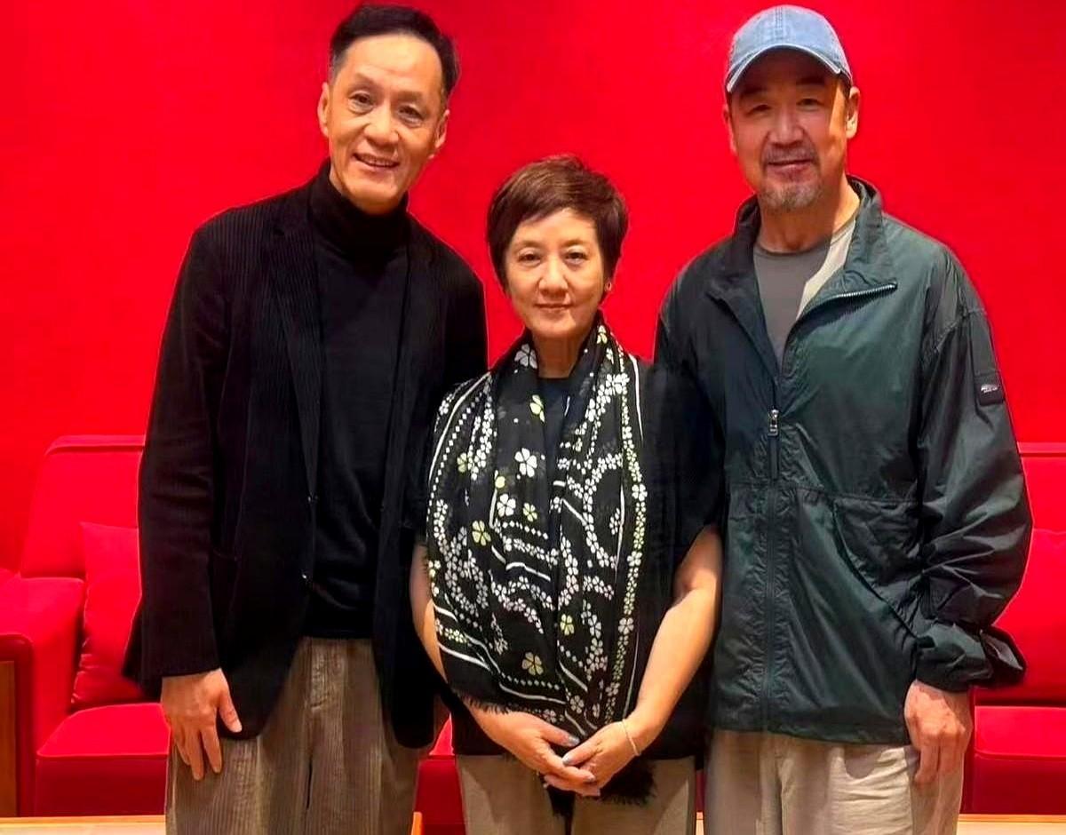 71岁张国立深夜发的一张合影，扯下了内娱最后一块遮羞布。照片里是他和濮存昕、