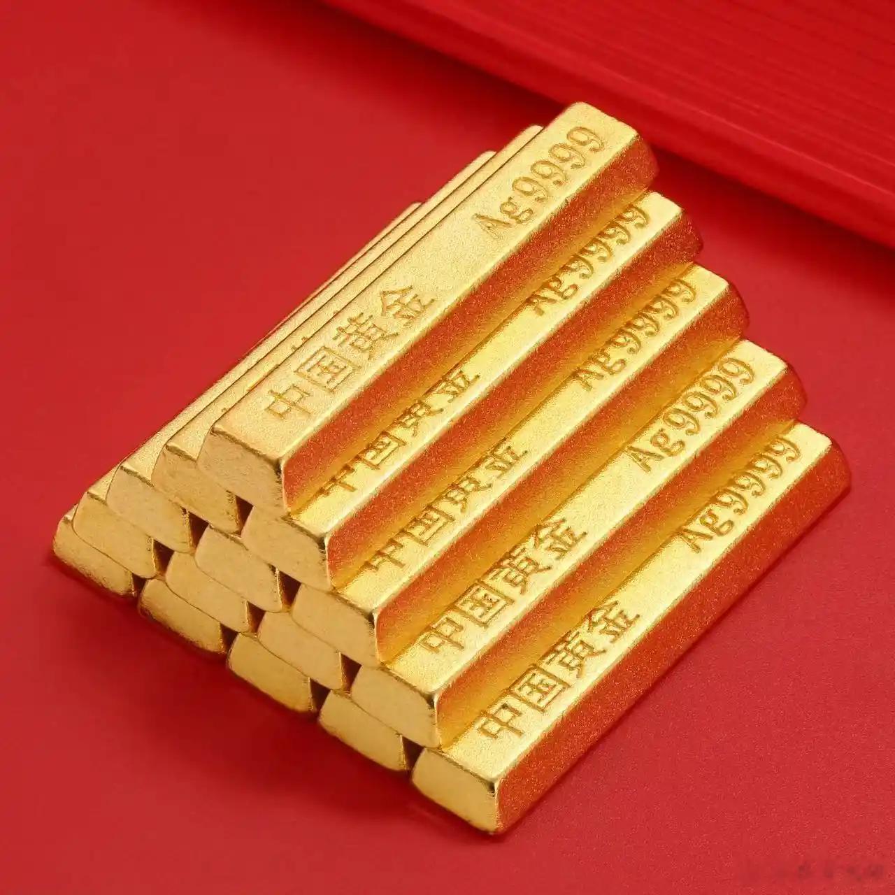 金价又崩了金价波动受多方面影响，黄金既是商品，也是具有货币、金融和避险属性的特殊