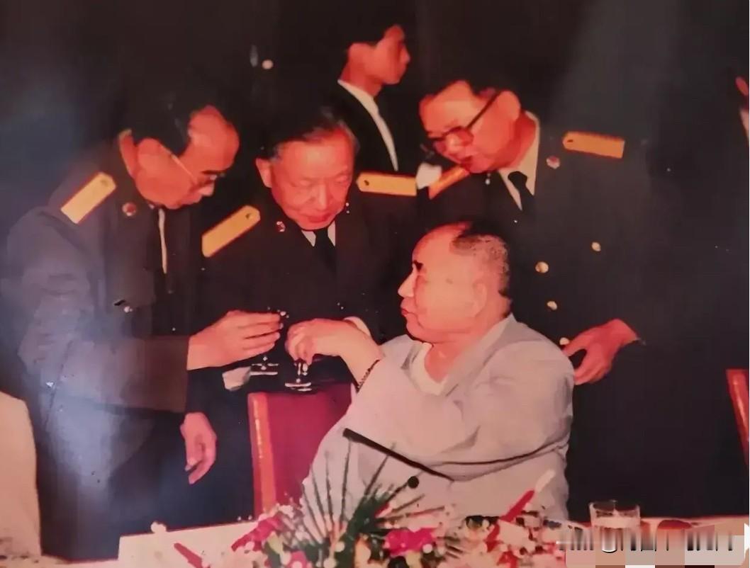 尊老敬贤是解放军的优良传统，1992年，建军65周年招待会上，解放军三总部：总后