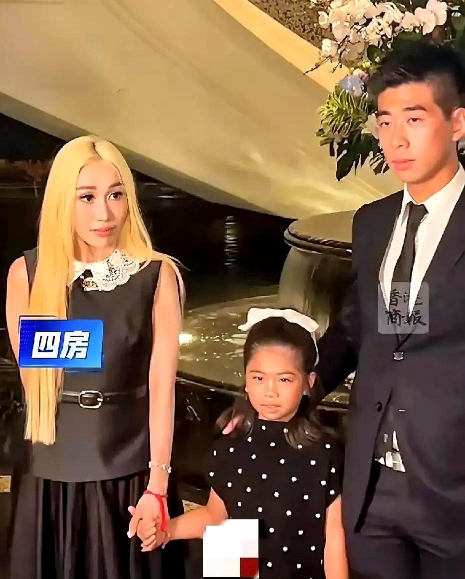 赌王家的女婿辛奇隆，出现在一场肃穆的葬礼上。一身黑西装，站在人群里，不算扎眼。