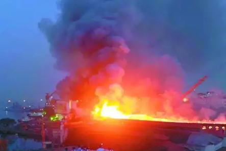 2017年印度某船厂的船坞里，正在检修的潜艇突然往下沉，坞里的水咕嘟咕嘟往里灌，