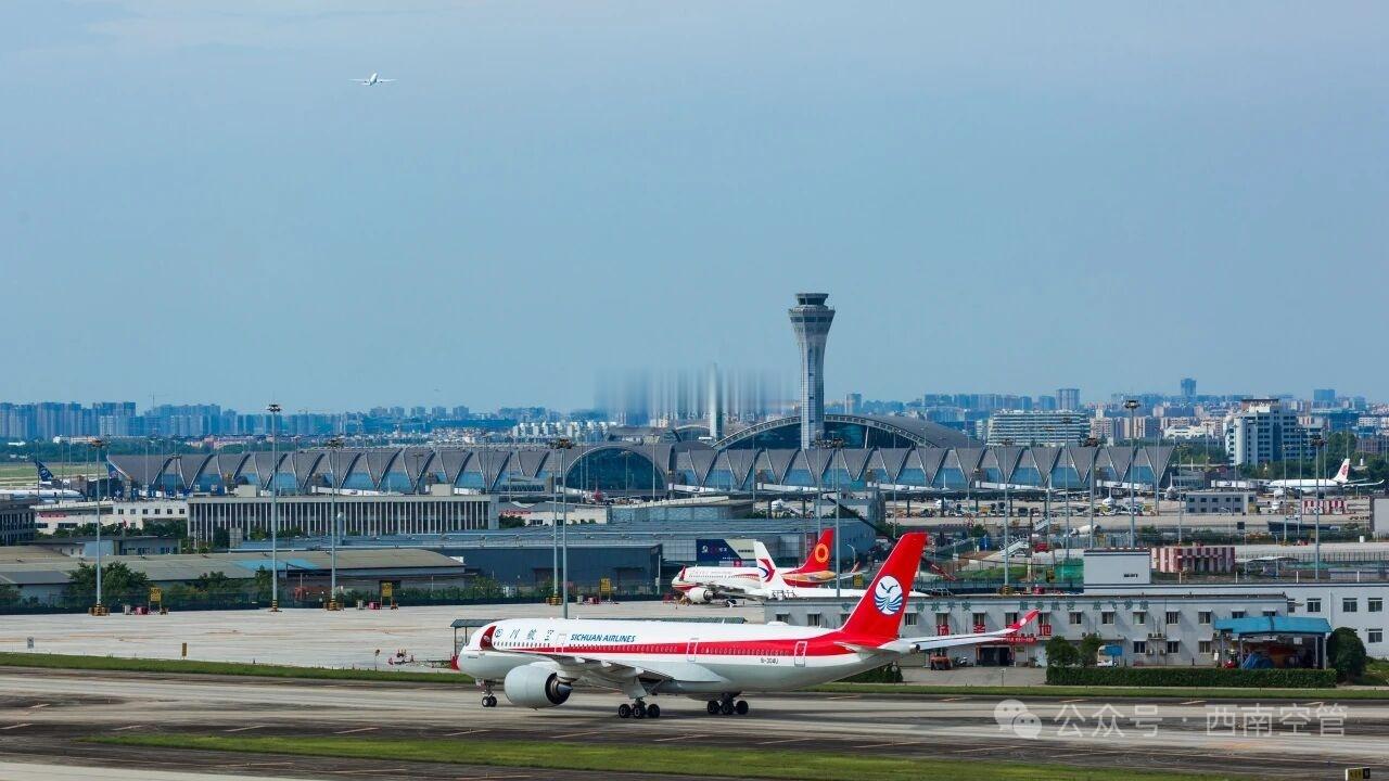据西南空管数据，7月17日，成都双流国际机场单日起降738架次，天府机场达127