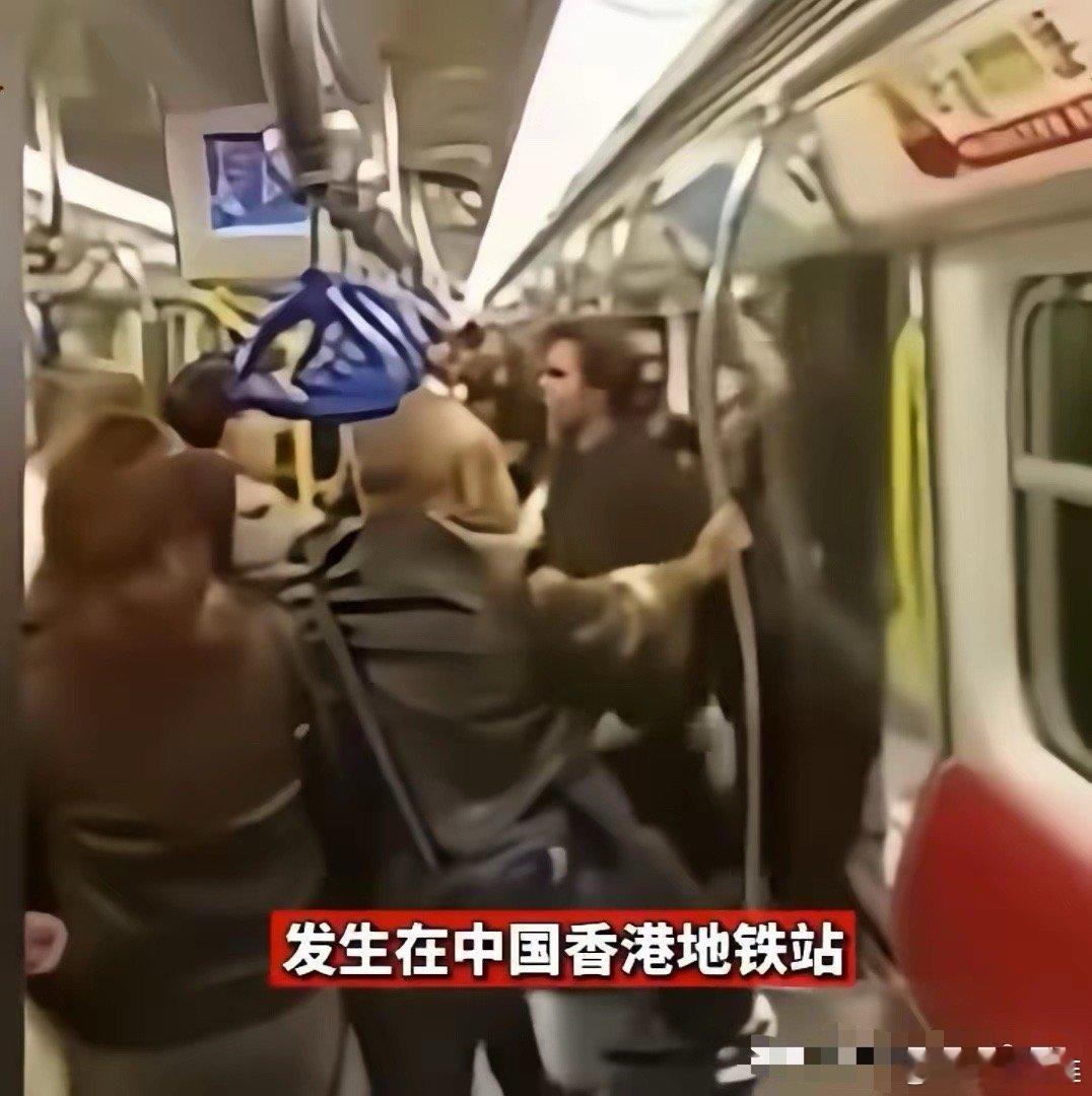 刚看到一个视频，感到非常解气。在香港地铁站，三个喝醉的印度人，撞到了一个19岁的