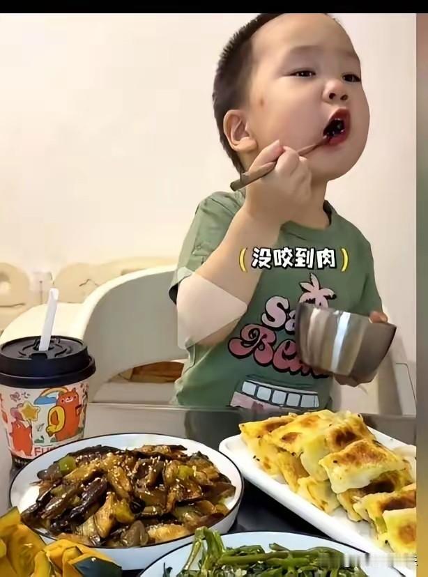 米乐到底几岁，是不是侏儒？米乐妈妈发声明说他是2023年生的，今年也才两岁多，可