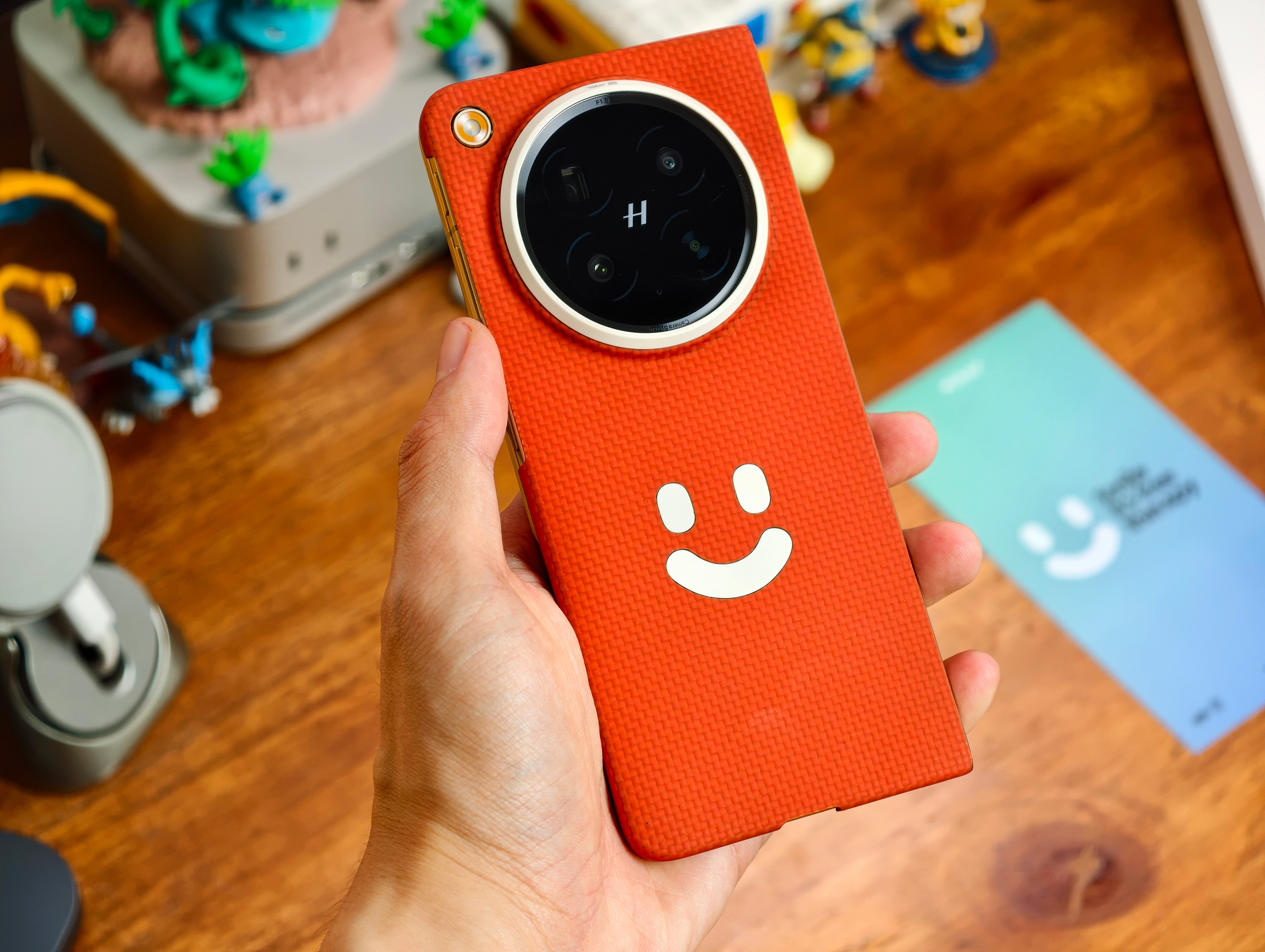 第一次用的笑脸凯夫拉手机壳，本来想着给OPPOFindN6买个带中轴的，但我