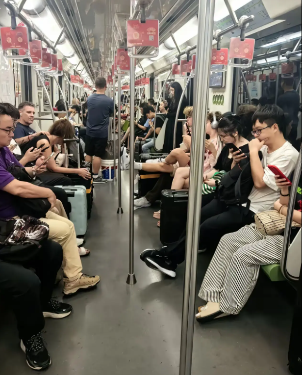 现在没礼貌教养的已经不是中国人了！……上海2号地铁