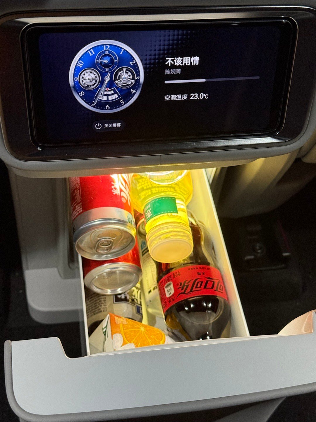 我去，我刚发现，M9不光油箱是满的，连冰箱都是满的。志斌这人啊…​​​