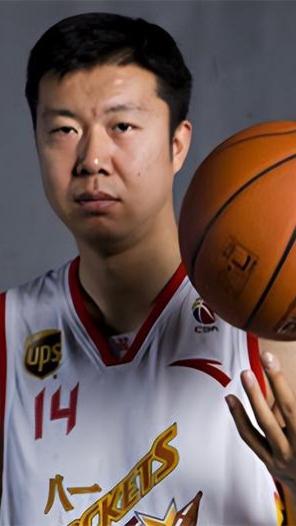 王治郅，1977年生于北京，前中国男篮运动员，司职大前锋、中锋，是首位登陆NBA