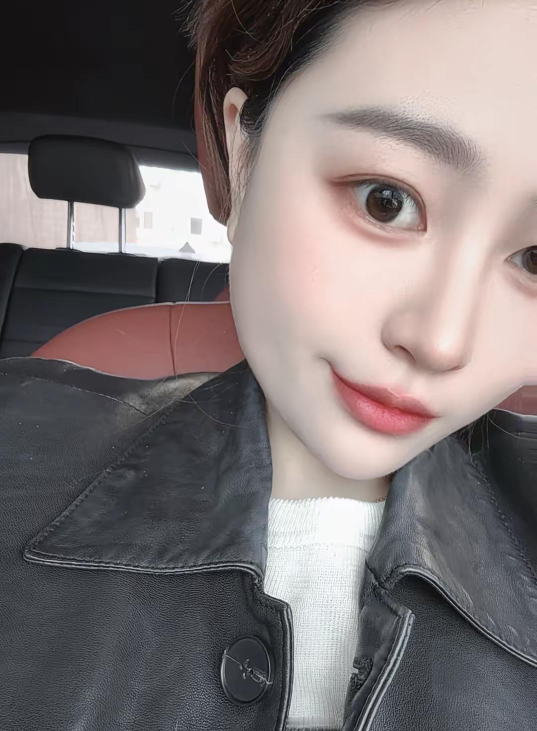 32岁就被叫“大龄剩女”？这热搜看得我火气蹭蹭往上涨！现在这世道，没结过婚的