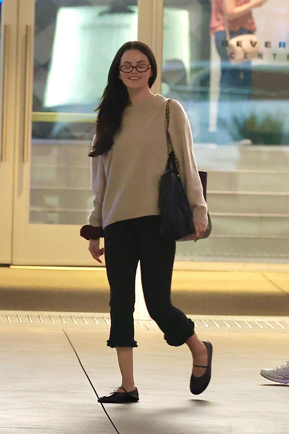 selenagomez赛琳娜戈麦斯在洛杉矶外出，带着妹妹和朋友到LuckyS