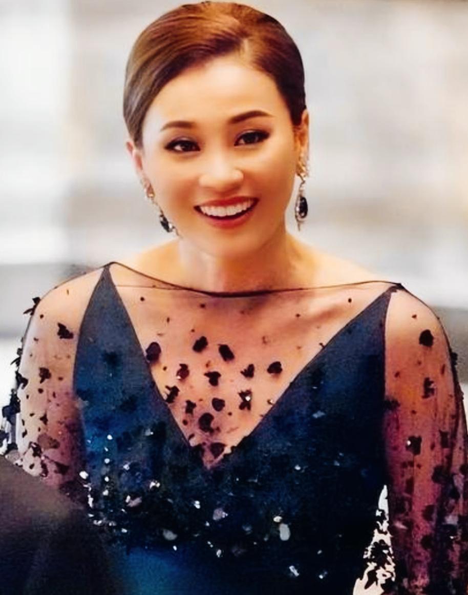 苏提达笑容是不是很甜美啊？衣服跟颜值和气质是不是很适合啊？这颜值太漂亮了啊！