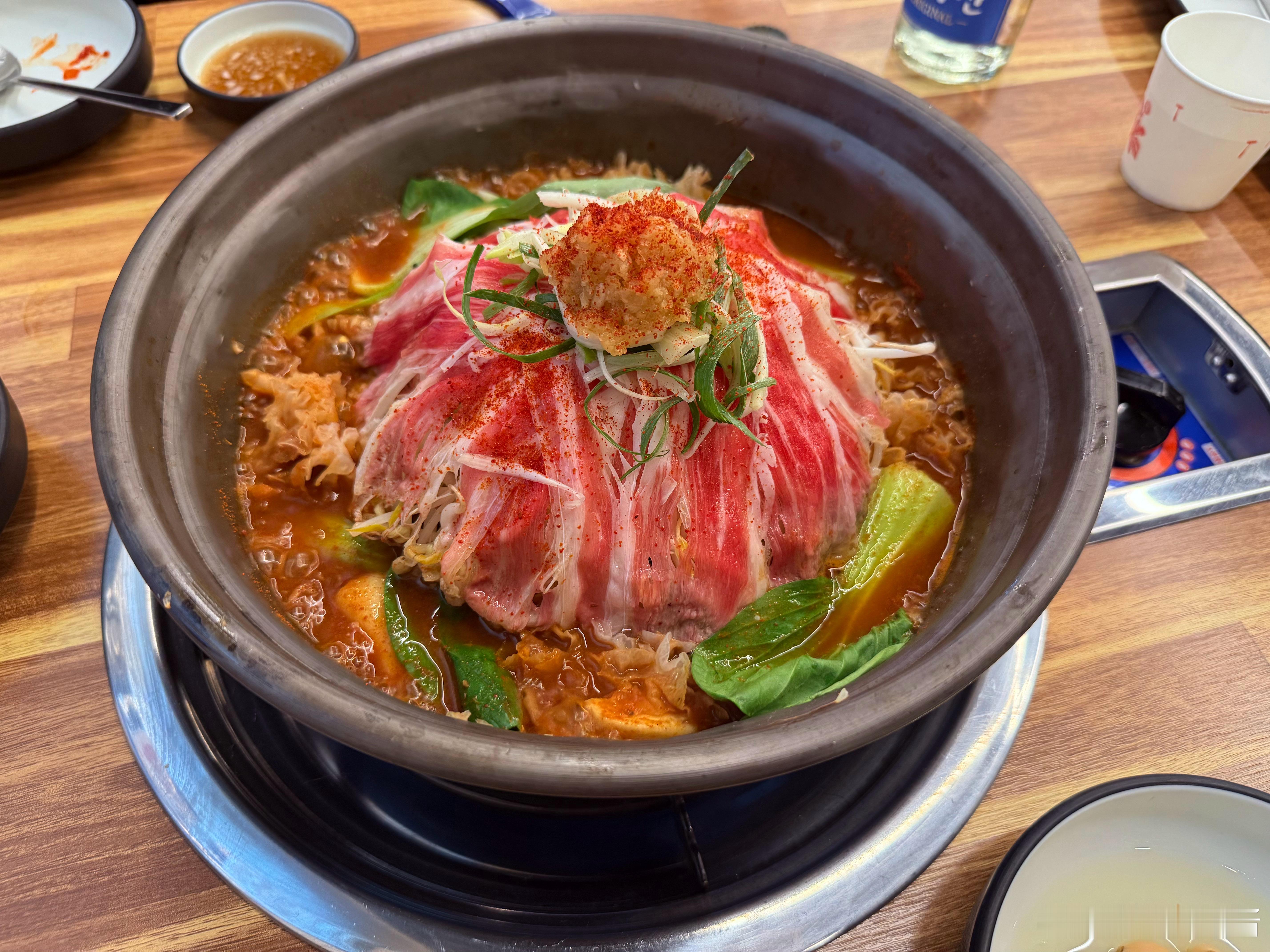 每天除了在酒店吃以外收工后也会去尝一尝小韩特色美食今天吃的脊骨汤与以往