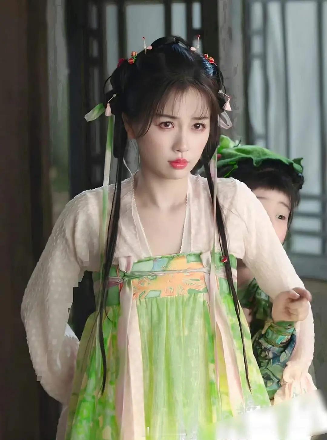 赵今麦一念江南这身绿衣服是不是照着虞书欣的形象气质设计的？