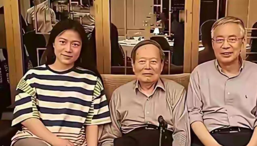 杨光宇表示与翁帆仍是一家人。杨光宇站在清华园归根居门口，看着这栋老楼——