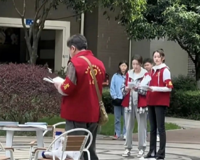 关晓彤这个裤子但凡换个人穿，我都觉得是灾难​​​