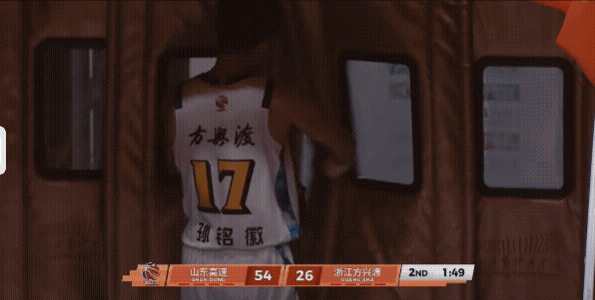 孙铭徽孙总又生气了，主教练把他换下后直接回了更衣室，但凡孙铭徽是个角色球员，肯定