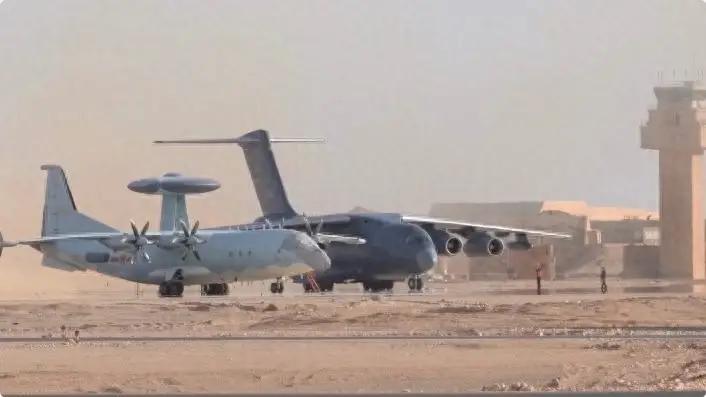 一边是中国空军的歼-16和空警-500横跨6000公里，远赴埃及“现场练兵”；另