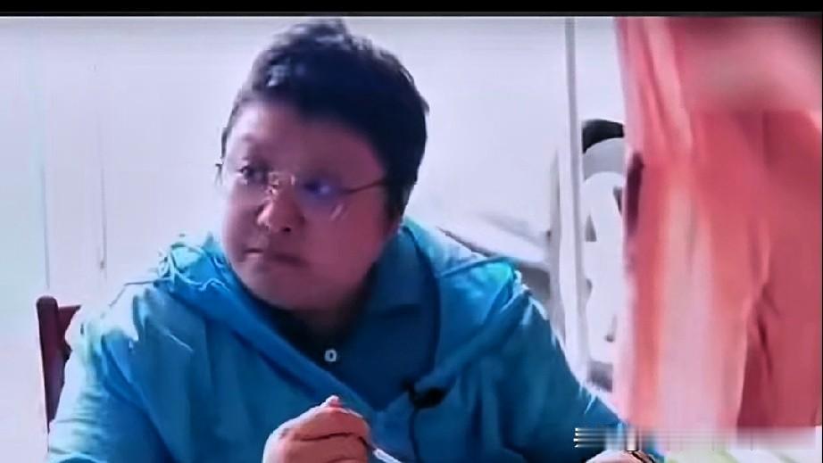 韩红在工作地点边吃饭边接受采访，她对记者说:“这次没有钱嘛，临了临了弄了三百万”