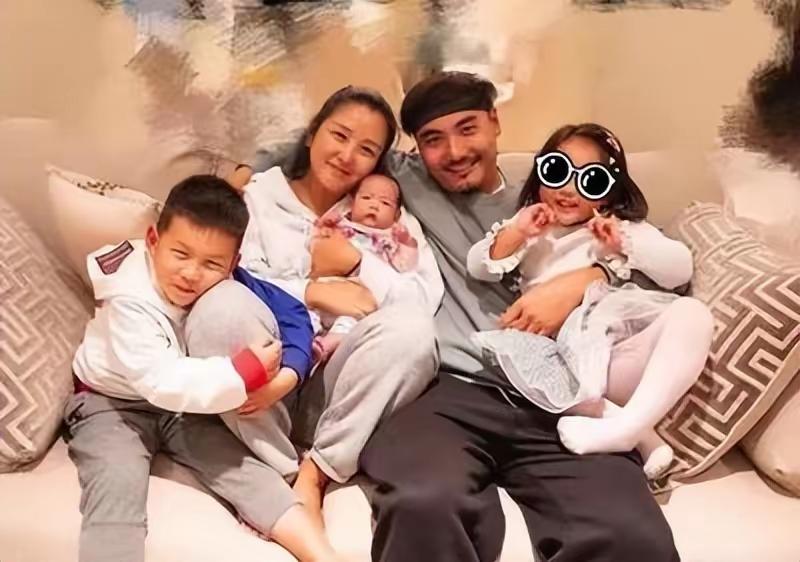 快要40岁的何洁近日深夜直播直言自己两眼一睁就是各种账单每个月6位数的花销压