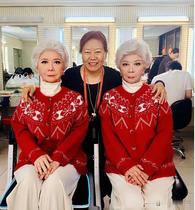 你能分得清谁是真人谁是机器人吗？30年前蔡明演过美女机器人，30年后蔡明的机器人