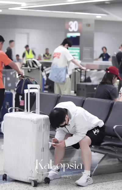 国平安全抵达美国！那儿人就是少！国乒大部队韩国转机后安全抵达美国，美国的机场人