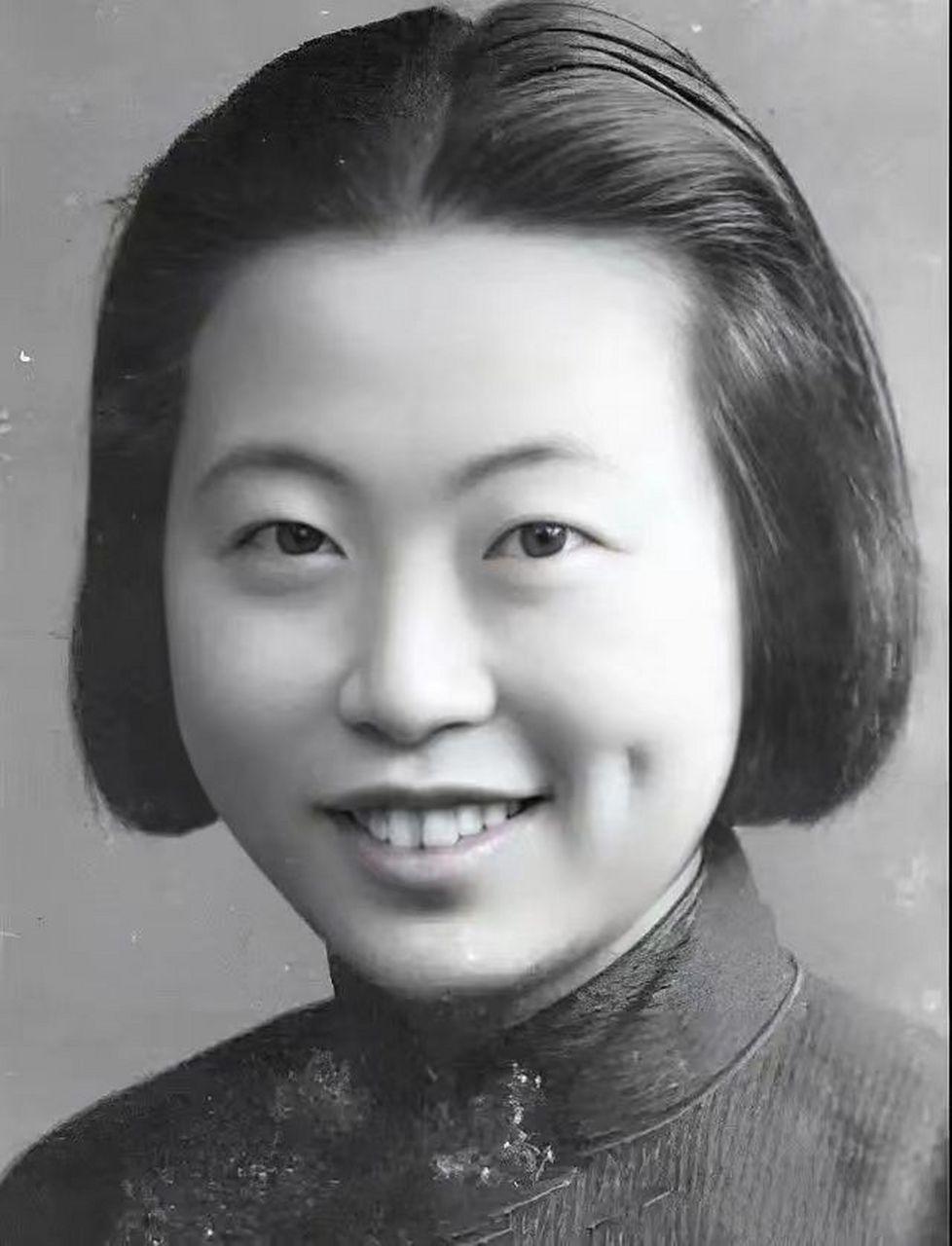 蒋介石开会时，国民党元老突然大喊："共产党就在你身边！"全场目光扫过，她低头运