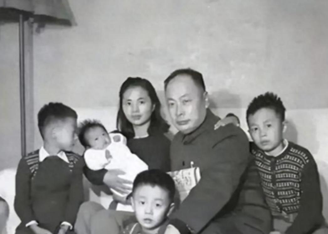 1974年，陈毅夫人张茜病重弥留之际，盯着三个儿子只说了一句：“妹妹不出嫁，你们