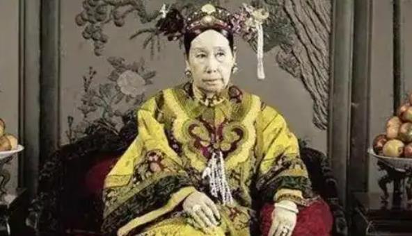 1901年，慈禧为了取悦洋人，命令军机处大臣赵舒翘自杀。上午八点，赵舒翘接连吃了
